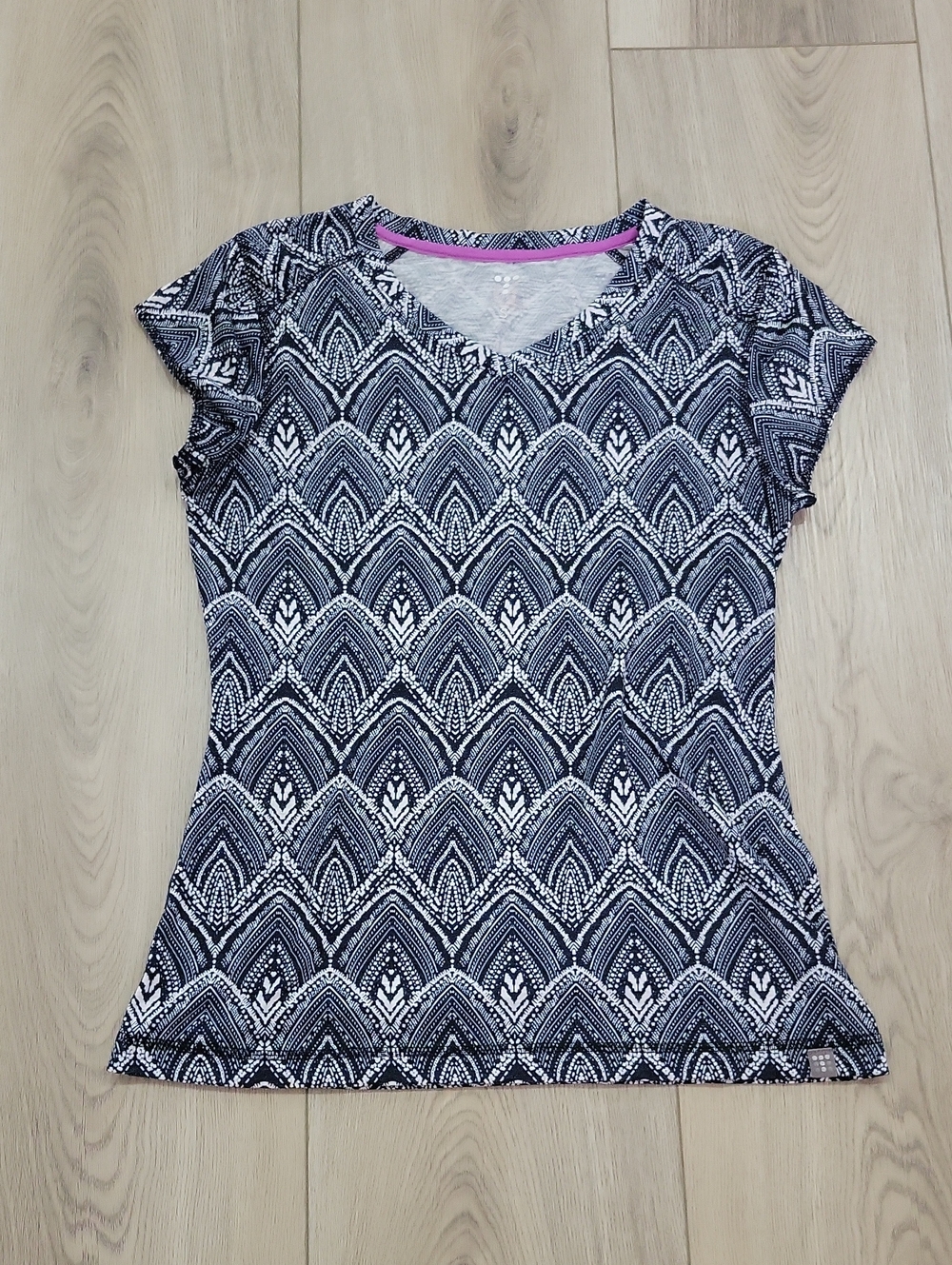 Title Nine Navy and White Geometric V-Neck Short Sleeve Tee